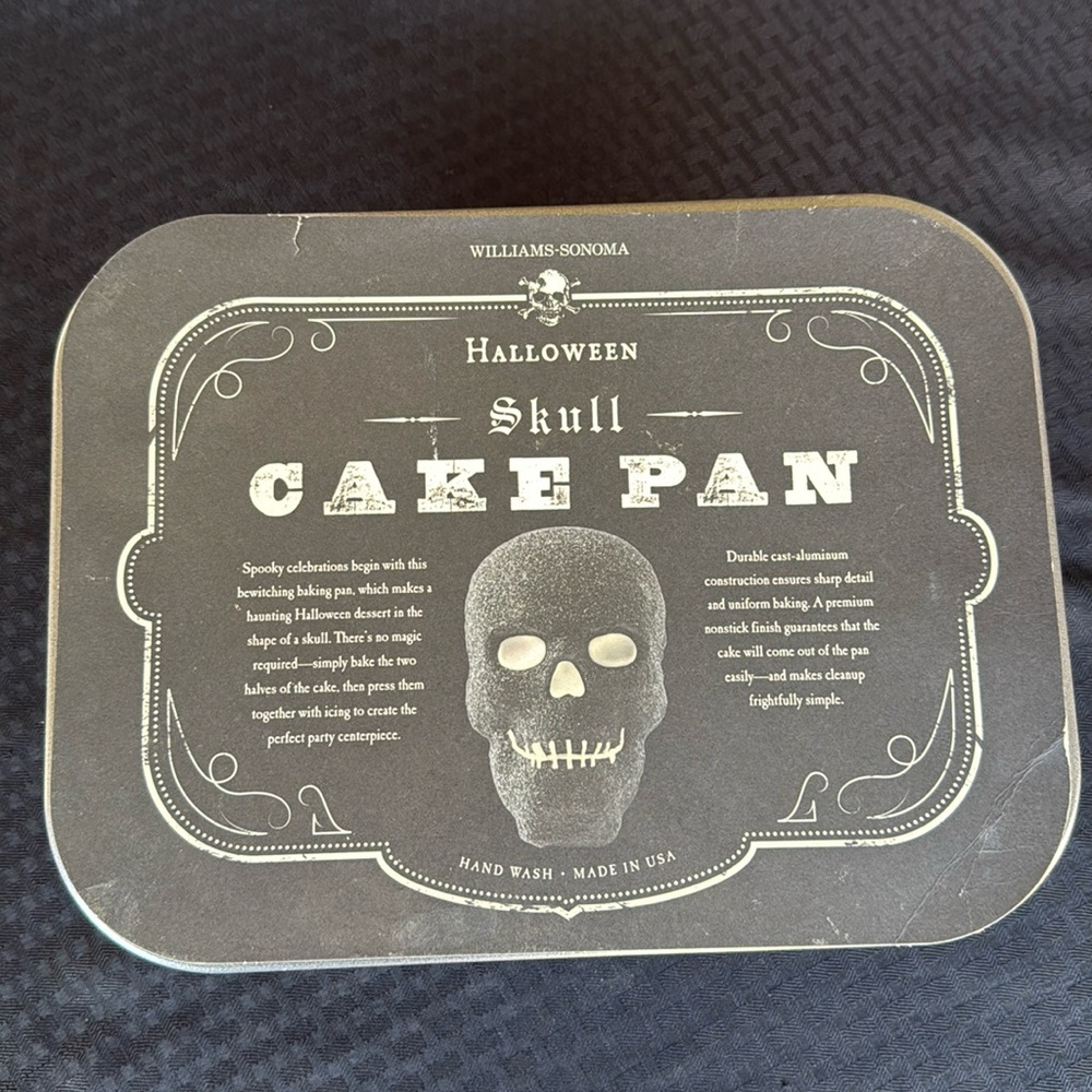 Williams Sonoma skull cake pan. New!